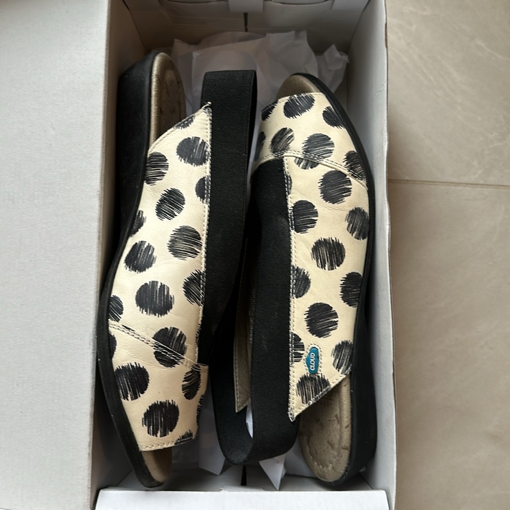 Cloud Footwear : Comfy, Wide feet & bunion friendly with elastic - Picture 5 of 8